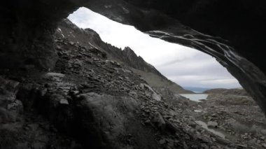 Alp manzarası. Arjantin 'in Tierra del Fuego bölgesindeki Buzul Vinciguerra mağarasından And Dağları' nın manzarası. Kayalık çevre ve eriyen buz duvarları.