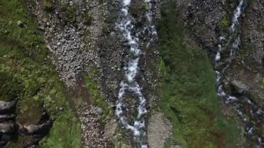 Dağın ve vadinin üzerinden akan derelerin havadan görünüşü.