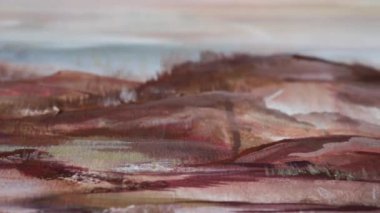 Stüdyoda resim yapmak. Hareket atışı. Resim fırçasını manipüle eden bir sanatçının yakın görüntüsü. Akrilik boyayla resim yapmak dağları resmeden doğal bir manzara..