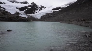 Alp manzarası. And Dağları 'nda, Andes Kordillera' da, kayalık dağlarda yürüyüş. Ushuaia, Tierra del Fuego, Patagonya, Arjantin 'deki Buzul Vinciguerra' nın eteğindeki buzul su gölünün Pan 'ı..