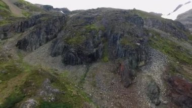 Kayalık uçurumun ve dağların havadan görünüşü