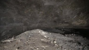Dağlardaki buzullu mağarayı tarıyorum.