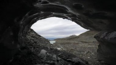 Buzul mağarasının içinde Dağların tepesinde