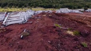 Terk edilmiş turba açacağı. And Dağları 'ndaki terk edilmiş bir turba çıkarma fabrikasının hava görüntüsü..