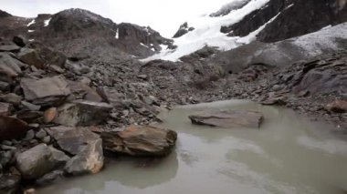 Dağların tepesinde. Ushuaia, Tierra del Fuego, Patagonya Arjantin 'deki kayalık dağların tepesindeki buzul manzarası.