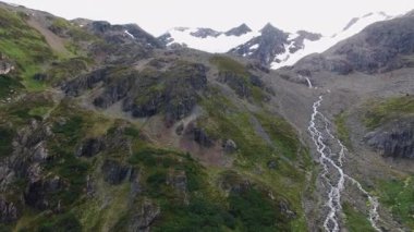 Tierra del Fuego, Patagonya Arjantin 'deki kayalık dağların, ormanın, derenin ve buzulun hava manzarası..