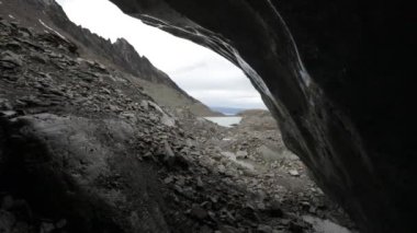 Alp manzarası. Arjantin 'in Tierra del Fuego bölgesindeki Buzul Vinciguerra mağarasından And Dağları' nın manzarası. Kayalık çevre ve eriyen buz duvarları.