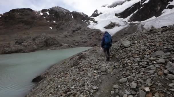 Paysage Alpin Activité Loisirs Sports Vue Homme Randonnée Bord Lac — Video