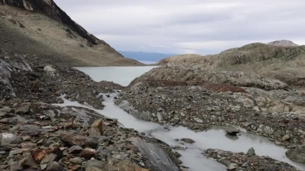 アンデス コルデレラの アルパインの風景です 氷河湖の融解と夏の氷河ヴィンチゲラ フエゴ パタゴニア アルゼンチンで岩山を渡る流れの様子 — ストック動画