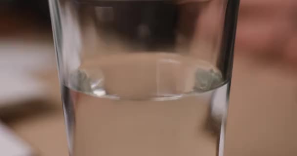 Schilder Zinkende Verfborstel Een Glas Water — Stockvideo