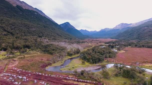 알파인 산으로 둘러싸인 계곡을 흐르는 우수아니아 티에라 푸에고 파타고니아 아르헨티나에서 — 비디오