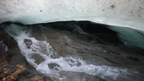 氷河洞窟の中に 氷原の下を流れる地下氷河の水流の様子 — ストック動画