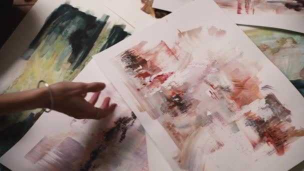 Moderne Kunst Berufskünstler Nahaufnahme Einer Kaukasischen Malerin Hände Die Abstrakte — Stockvideo