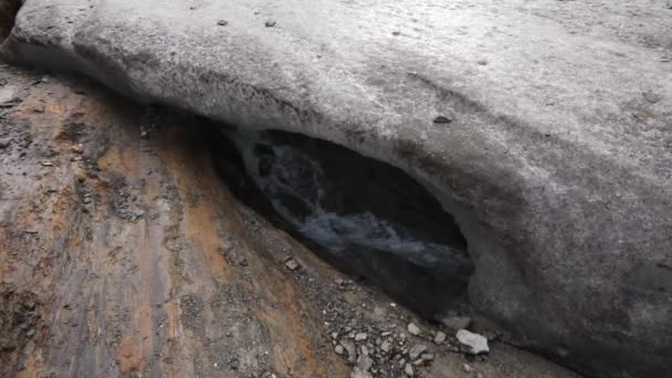 グレイス メルトダウン ウシュアイアのグレイシャー ヴィンチガラの岩と氷の洞窟 フエゴ パタゴニア アルゼンチン 下り坂を流れる淡水の地下水 — ストック動画