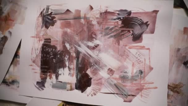 Kunstwerk Bewegingsopname Overheadshot Van Een Hedendaags Abstract Schilderij Kunstateliervloer Mooie — Stockvideo