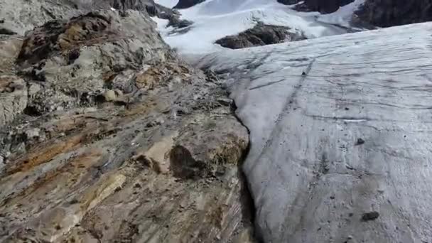 Luchtfoto Van Glacier Vinciguerra Ijsveld Rotsachtige Bergtop — Stockvideo