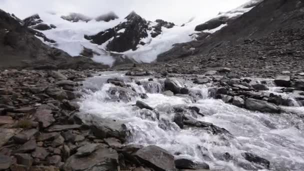 Paisagem Alpina Fluxo Água Geleira Fluindo Longo Montanha Rochosa Filmagem — Vídeo de Stock