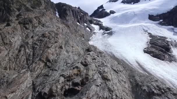 Luftaufnahme Des Gletschers Vinciguerra Und Des Felsigen Berggipfels — Stockvideo