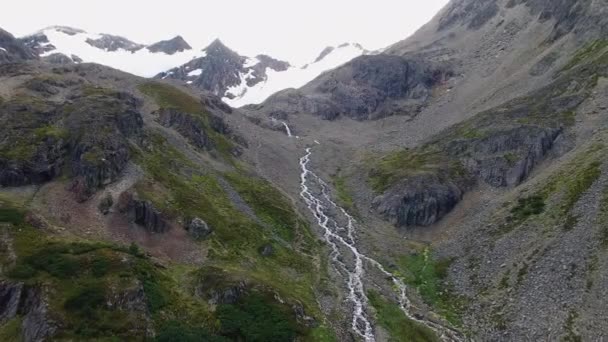 Alpejski Krajobraz Widok Powietrza Strumieni Płynących Dół Kierunku Doliny Piękne — Wideo stockowe