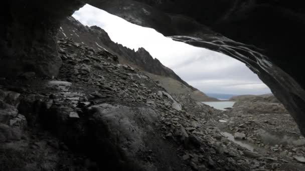在阿尔卑斯山中的冰川洞里 — 图库视频影像