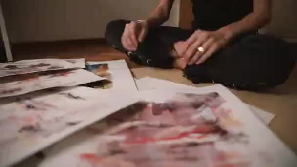 Młoda Artystka Organizując Swoje Obrazy Pracowni Sztuki Kolorowe Obrazy Rysunki — Wideo stockowe