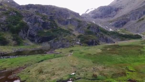 Alpint Landskap Högt Cordilleran Flygfoto Över Bäck Som Rinner Över — Stockvideo