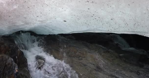 Derretimiento Los Arroyos Agua Subterránea Del Glaciar Dentro Cueva Del — Vídeos de Stock