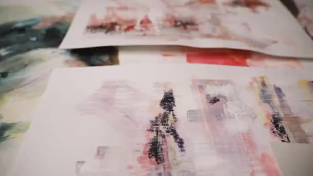 Kunstwerke Bewegungsschuss Nahaufnahme Von Farbenfrohen Abstrakten Gemälden Und Zeichnungen Atelier — Stockvideo