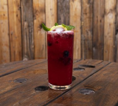 Kokteyller. Kırmızı böğürtlen manzarası. Naneli daiquiri içkisi..