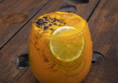 Tahta masada tutkulu bir meyve kokteyli..