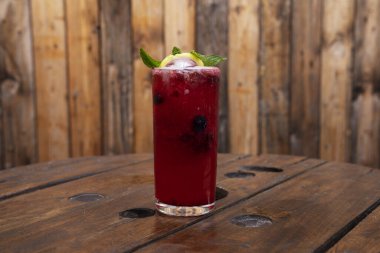 Kokteyller. Kırmızı böğürtlen manzarası. Naneli daiquiri içkisi..