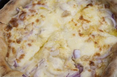 Peynirli pizza. Mozarella, provolone peyniri ve kırmızı soğanlı bir pizzanın yakın görüntüsü..