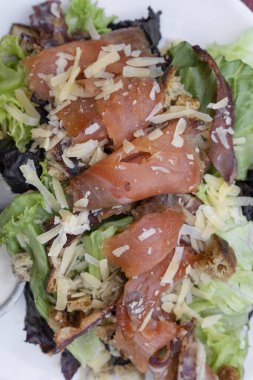 Sezar salatası. Marul, parmesan peyniri, ekmek, füme somon, pastırma ve Sezar soslu taze Sezar salatası..