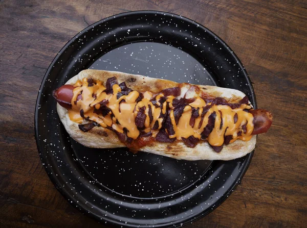 Bovenaanzicht Van Een Heerlijke Hotdog Met Knapperig Spek Uien Cheddar Stockfoto