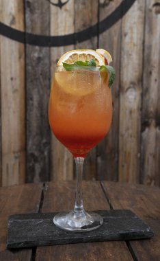 Gizemli içecek, cin, Aperol, tutku meyvesi ve portakaldan yapılır.. 