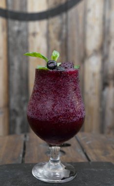 Tropik içecekler. Kırmızı böğürtlenli Daiquiri 'nin yakından görüntüsü..