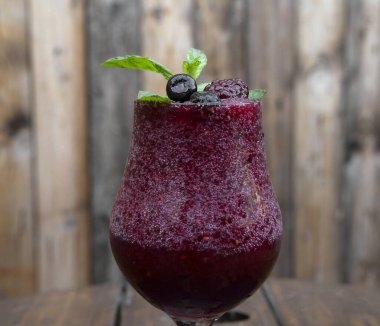 Tropik içecekler. Kırmızı böğürtlenli Daiquiri 'nin yakından görüntüsü..