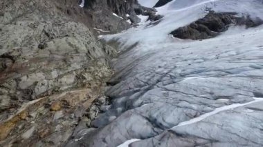 Buzul Vinciguerra 'daki buz sahasının havadan görüntüsü. Ushuaia, Tierra del Fuego, Patagonya, Arjantin 'deki kayalık And dağı zirvesindeki güzel donmuş su..