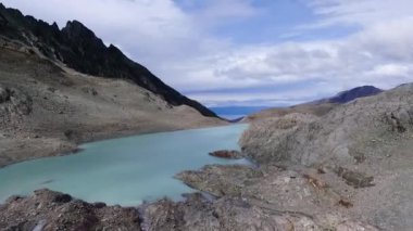 And Dağları 'nın yüksek kordillerası. Buzul Vinciguerra, Ushuaia, Tierra del Fuego, Patagonya Arjantin 'deki kayalık dağ manzarası. Kaya dokusu ve turkuaz renkli su gölü..