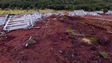 Terk edilmiş turba açacağı. And Dağları 'ndaki terk edilmiş bir turba çıkarma fabrikasının hava görüntüsü..