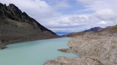 And Dağları 'nın yüksek kordillerası. Buzul Vinciguerra, Ushuaia, Tierra del Fuego, Patagonya Arjantin 'deki kayalık dağ manzarası. Kaya dokusu ve turkuaz renkli su gölü..
