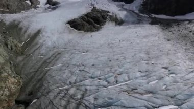 Buzul Vinciguerra buz alanı dokusunun hava görüntüsü. Ushuaia, Tierra del Fuego, Patagonya, Arjantin 'deki kayalık And dağı zirvesindeki güzel donmuş su..