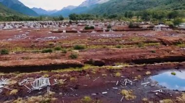 Dağlarda ve ormanlarda terk edilmiş bir turba çıkarma fabrikasının havadan görüntüsü..