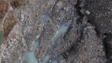 Alp manzarası. Ushuaia, Tierra del Fuego 'daki eriyen Buzul Vinciguerra' nın su birikintileri ve dereleri kayalık dağ turkuazına doğru iniyor..