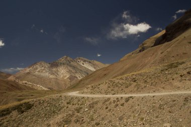 Andes dağları boyunca Mendoza, Patagonya 'daki Aconcagua il parkındaki patika. 