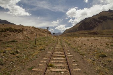 Ulaşım. Kırsal demiryolları. Tren yolu, kurak çölü, vadiyi ve dağları aşıyor..