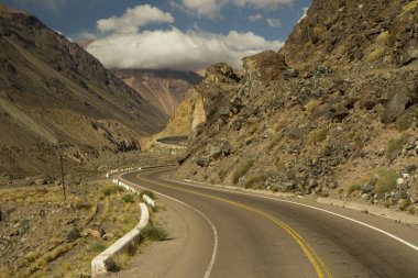 Çöl yolu. Dağlarda asfalt yol boyunca seyahat ediyor.. 