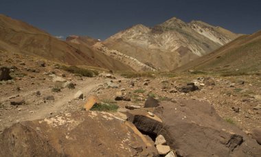 Andes dağları boyunca Mendoza, Patagonya 'daki Aconcagua il parkındaki patika. 