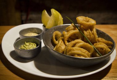 Akdeniz aromalı. Limonlu ve soslu kızarmış kalamar halkaları.