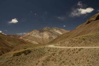 Açık hava aktivitesi. Yürüyüş. Kurak dağlar ve çöl boyunca toprak yol. 